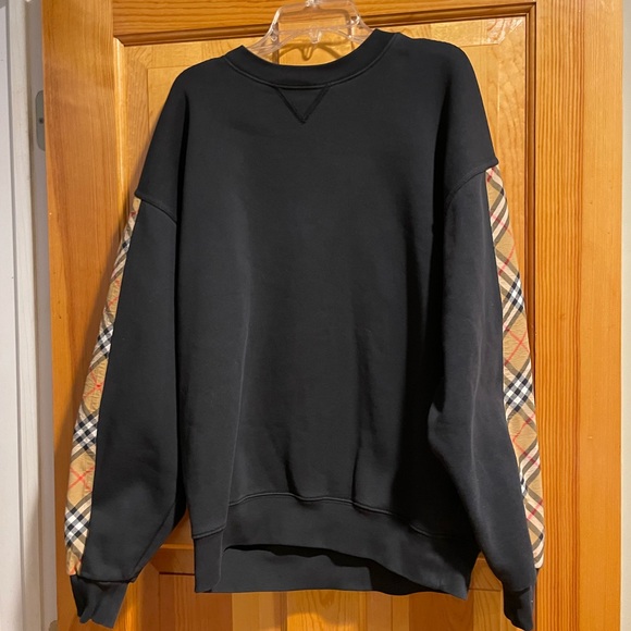 WOMAN’S BURBERRY SWEATSHIRT SIZE MED. WORNED FEW TIMES. - Picture 2 of 9